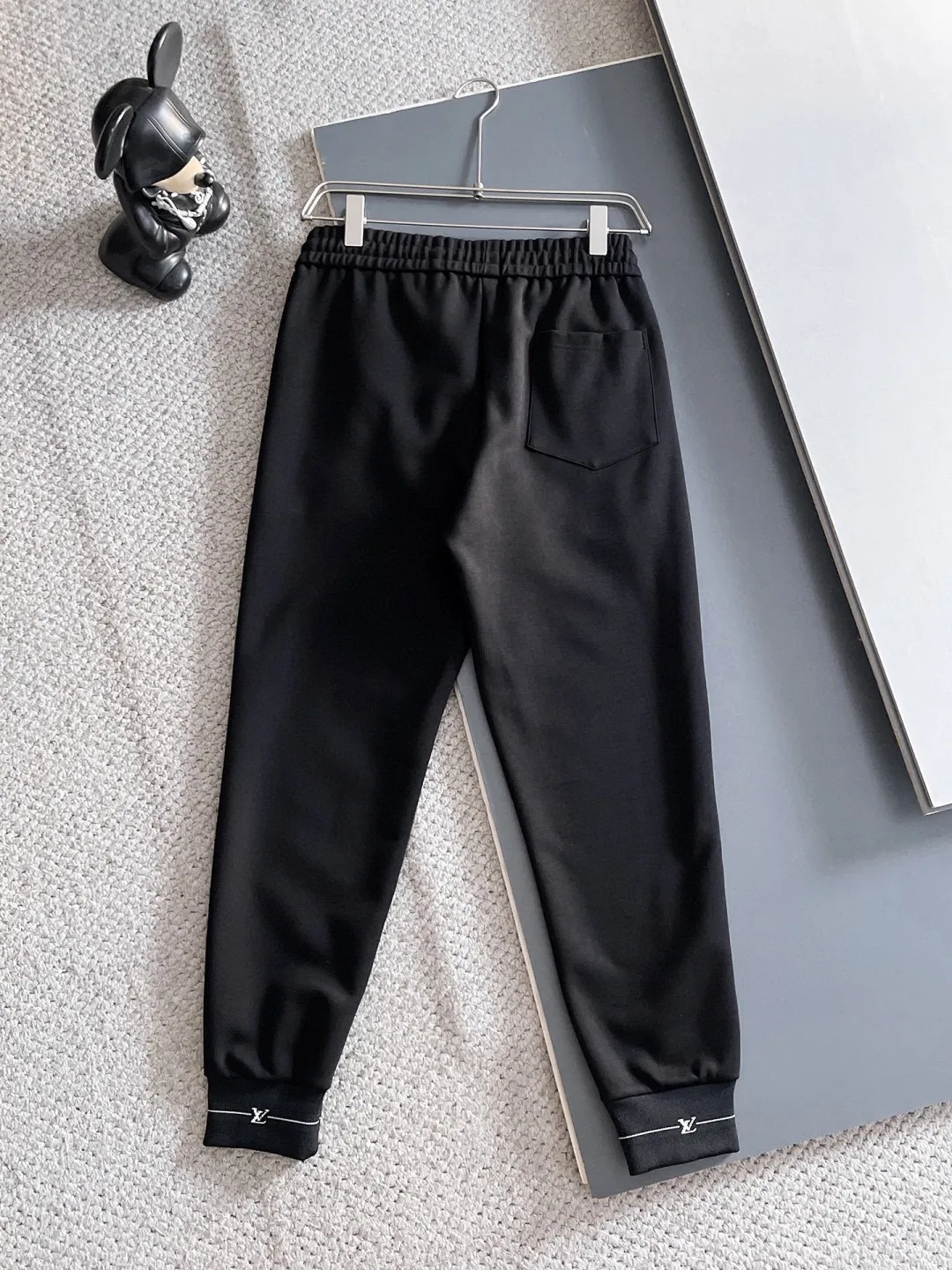 🅿️540 LV 2025 autumn and winter new counter, the same casual Tencel cotton fabric suit, breathable, comfortable and casual! Full of high-end feel! The details are exquisite and high-end, and the workmanship is impeccable! The original high-end fabric is very high-end! The fabric is crisp, anti-wrinkle and wear-resistant, warm, neat and stylish. Everyone must buy a set this autumn and winter. They must look cool and cool when wearing it. This is a model that we highly recommend! M-3XL